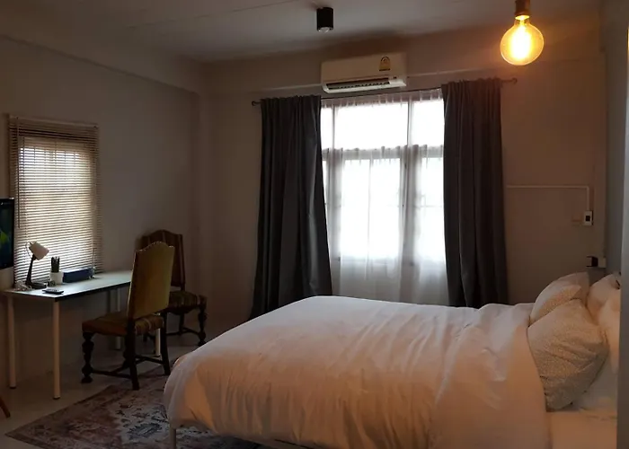 Dramatic Exit - Cozy Loft House Near Suvarnabhumi Airport Bangkok